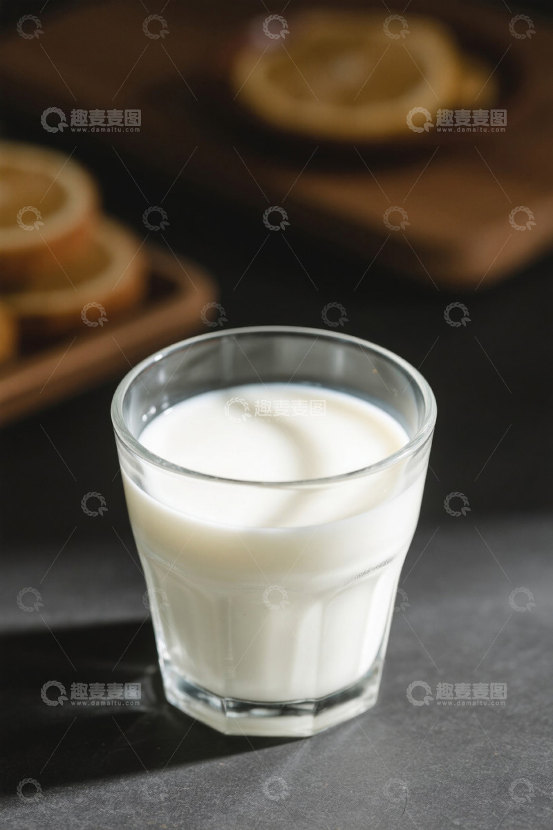 高清大图下载【趣麦麦图】玻璃杯中的白色牛奶饮品