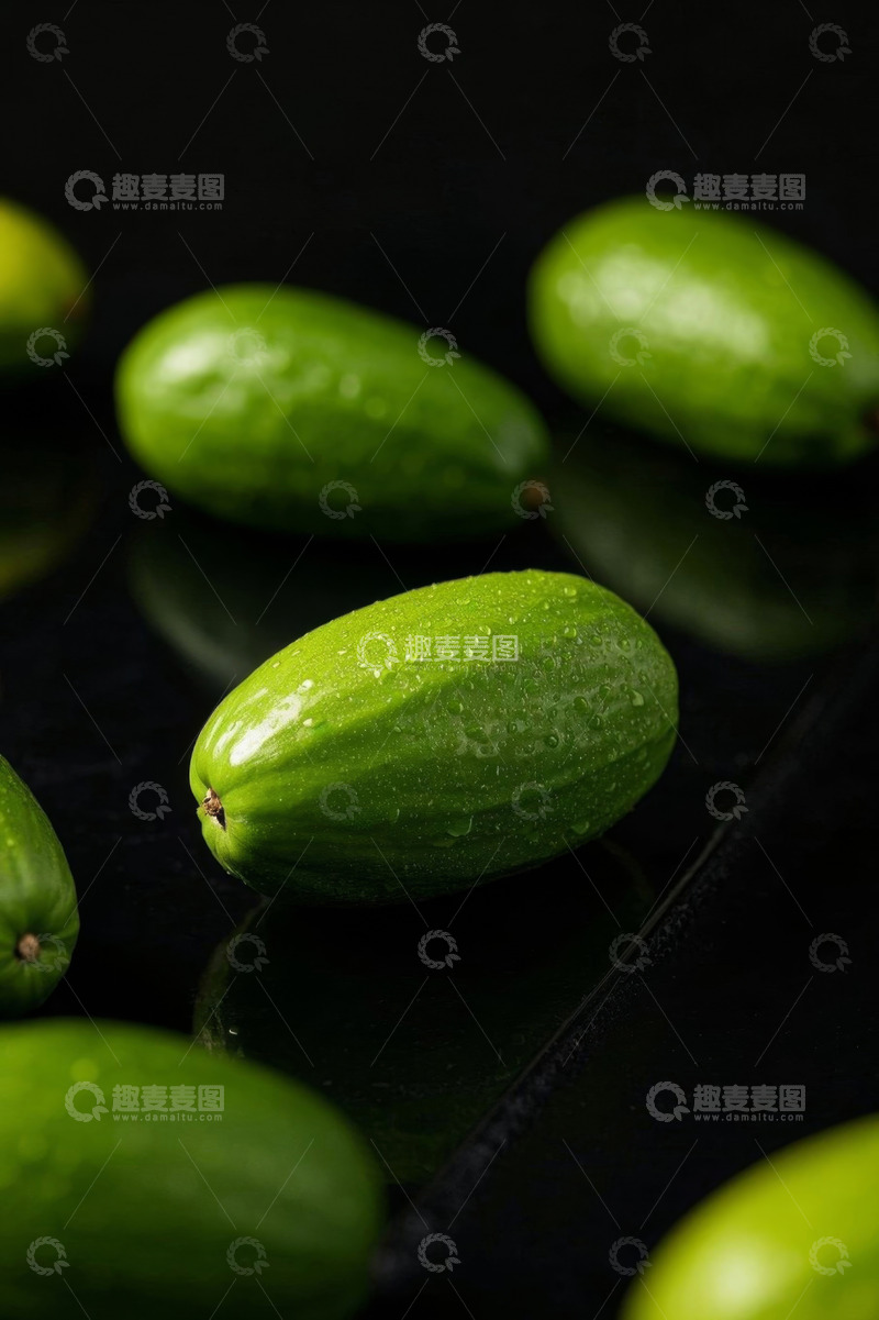 高清大图下载【趣麦麦图】黑底上的新鲜绿色黄瓜