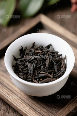 木托盘上白瓷碗装的茶叶