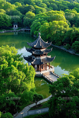 湖畔中式古亭与葱郁树林景观