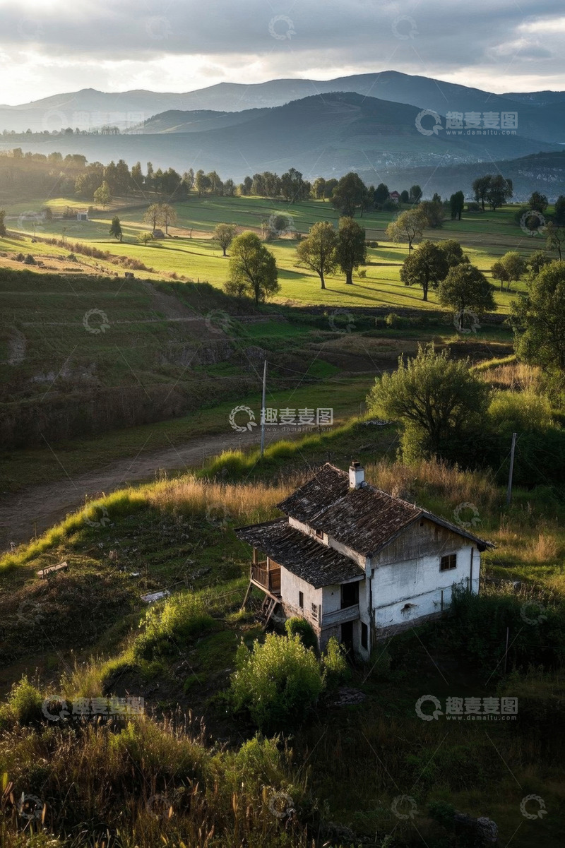 高清大图下载【趣麦麦图】乡村田野间的老旧房屋