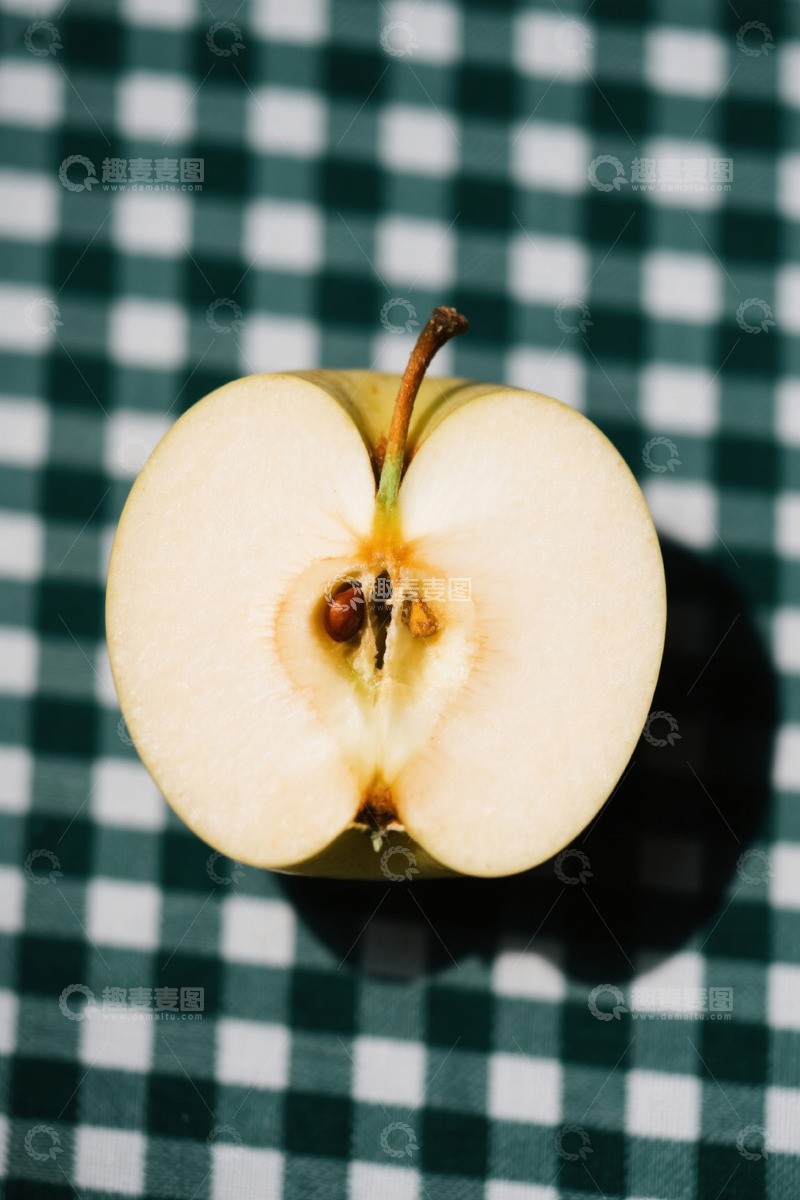 高清大图下载【趣麦麦图】切开的苹果置于格子桌布上