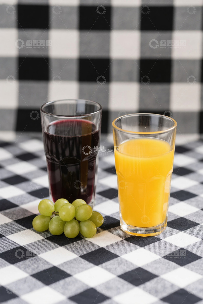 高清大图下载【趣麦麦图】两杯果汁与葡萄静物摆拍