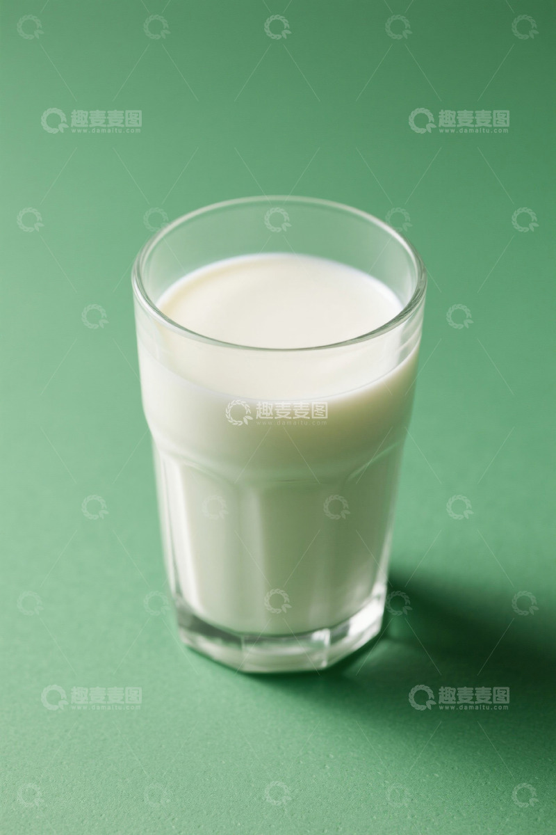 高清大图下载【趣麦麦图】绿色背景玻璃杯装牛奶