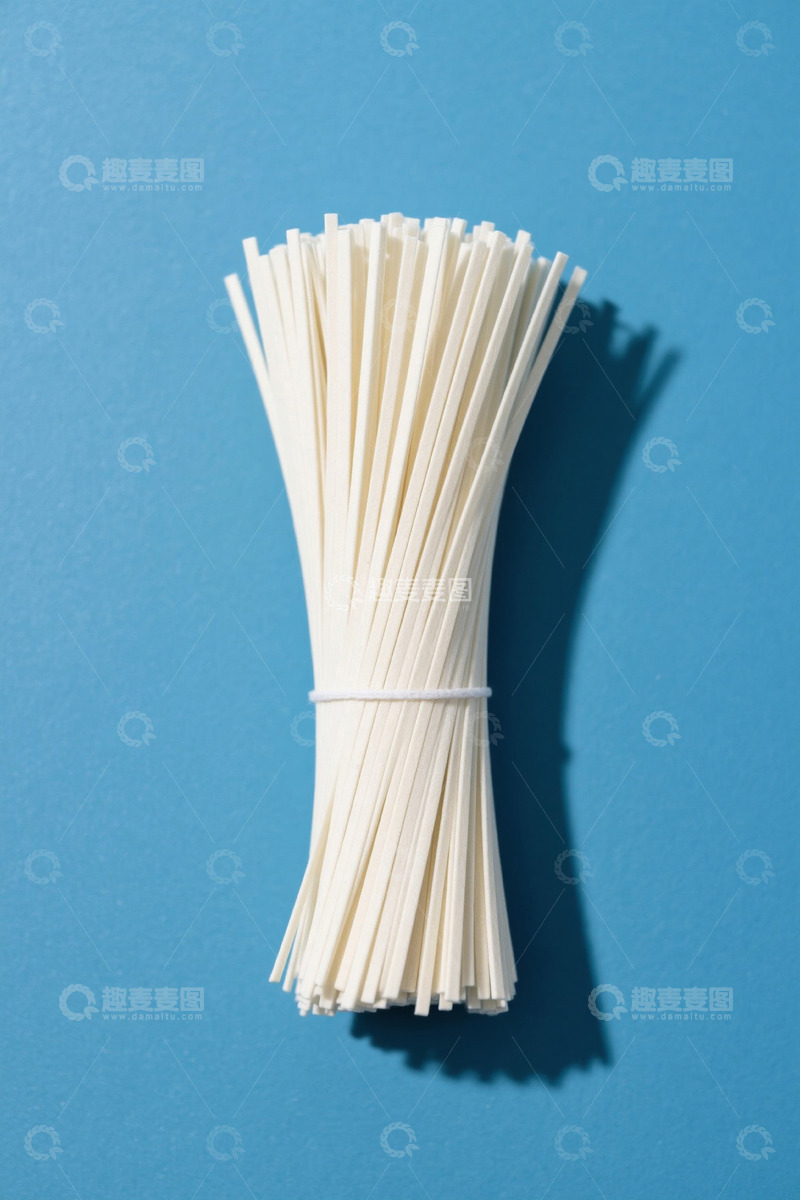 高清大图下载【趣麦麦图】蓝色背景下的一捆面条