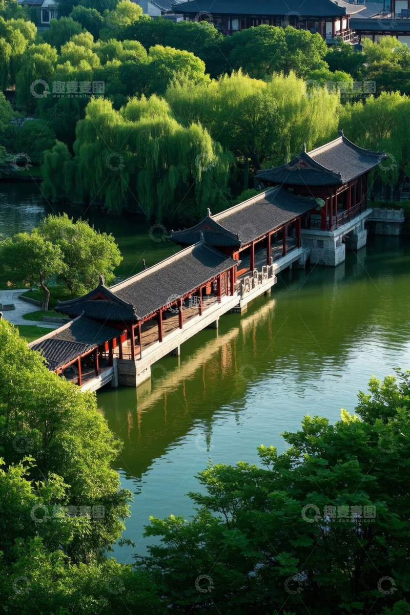 高清大图下载【趣麦麦图】湖上中式长廊与周边绿植景观