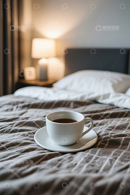 床上放置的一杯咖啡