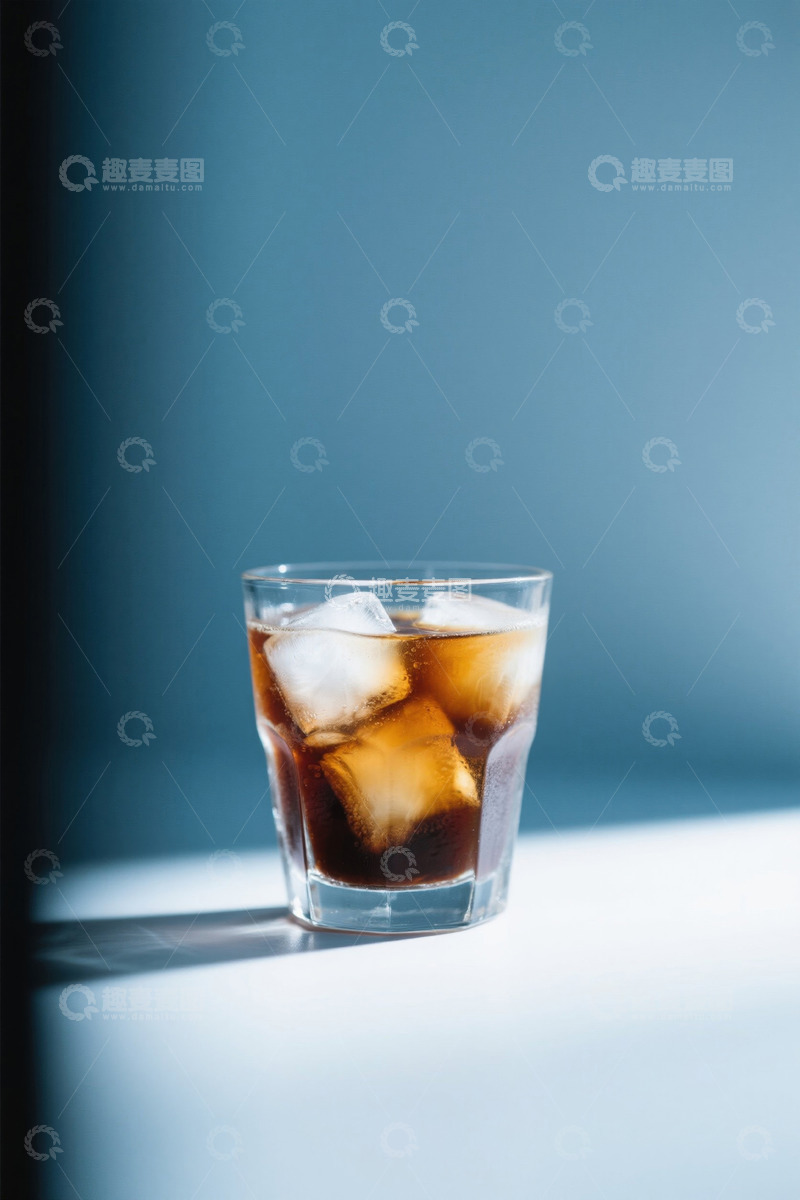 高清大图下载【趣麦麦图】玻璃杯装加冰棕色饮料