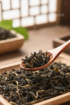 木勺盛放的干茶叶特写