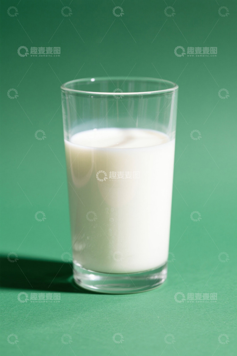 高清大图下载【趣麦麦图】绿色背景玻璃杯装的牛奶