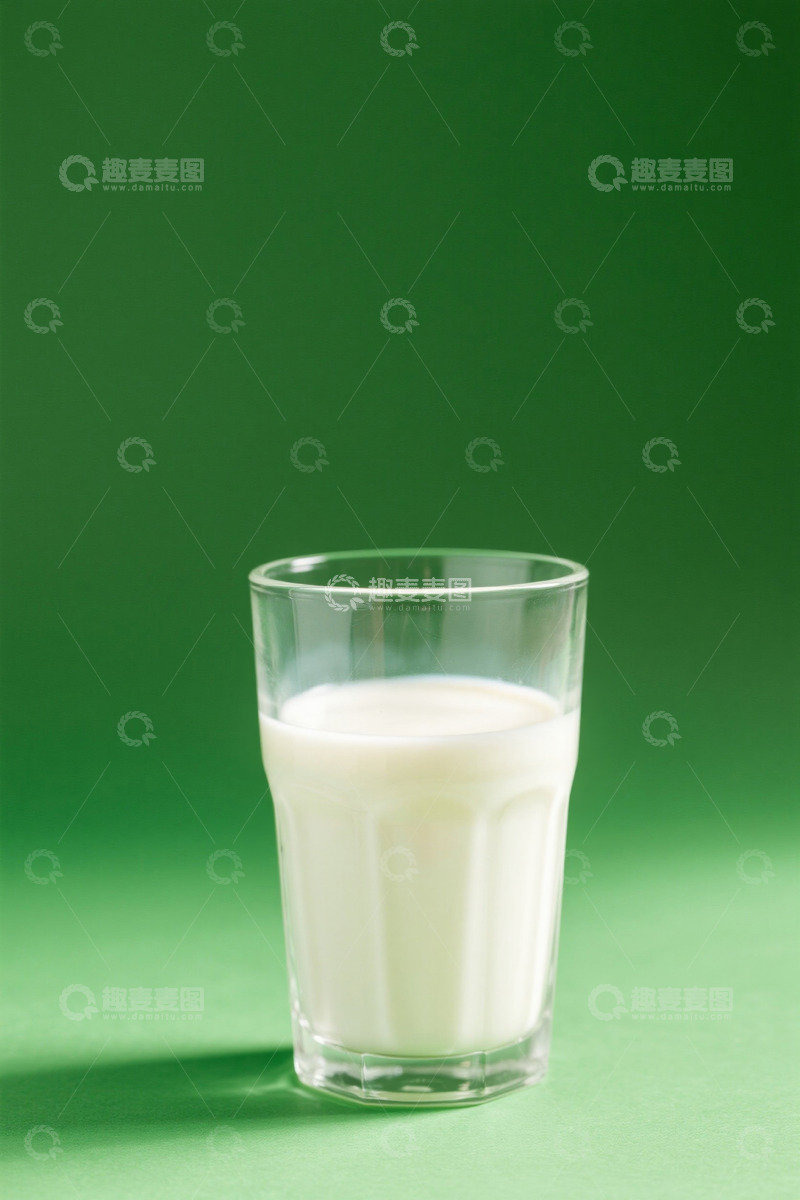 高清大图下载【趣麦麦图】绿背景玻璃杯装牛奶