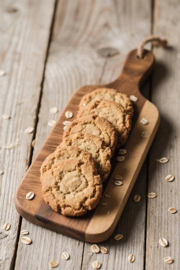 木盘上摆放的美味燕麦饼干