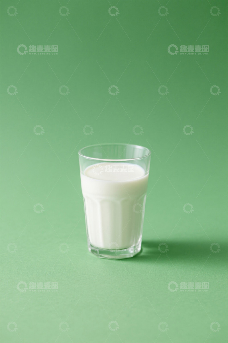 高清大图下载【趣麦麦图】绿色背景上的玻璃杯装牛奶