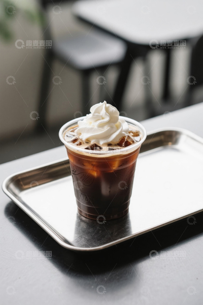高清大图下载【趣麦麦图】托盘上的冰咖啡配奶油