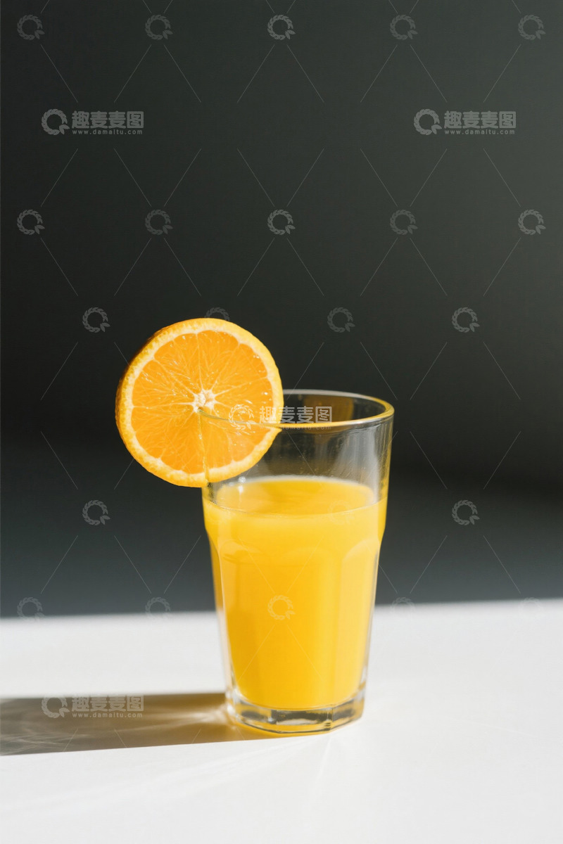 高清大图下载【趣麦麦图】玻璃杯装橙汁配橙子切片