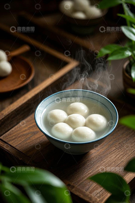 碗装热气腾腾的汤圆