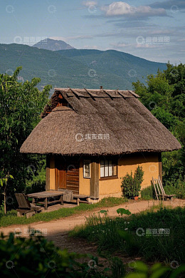 山间茅草小屋与户外桌椅