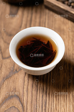 木质桌面上的一杯热茶