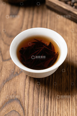 木质桌面上的一杯热茶
