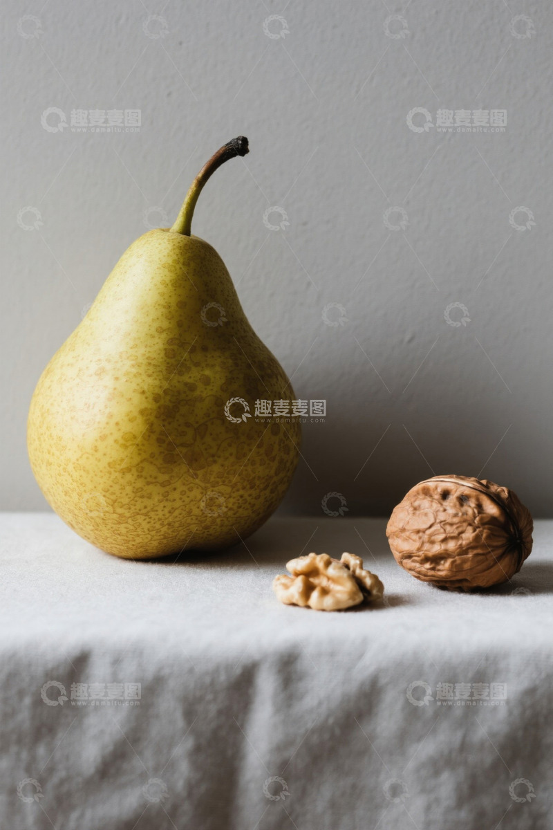 高清大图下载【趣麦麦图】桌上摆放的梨与核桃静物