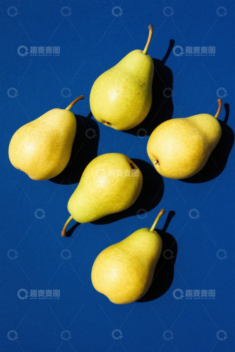 高清大图下载【趣麦麦图】蓝色背景上的五只梨子