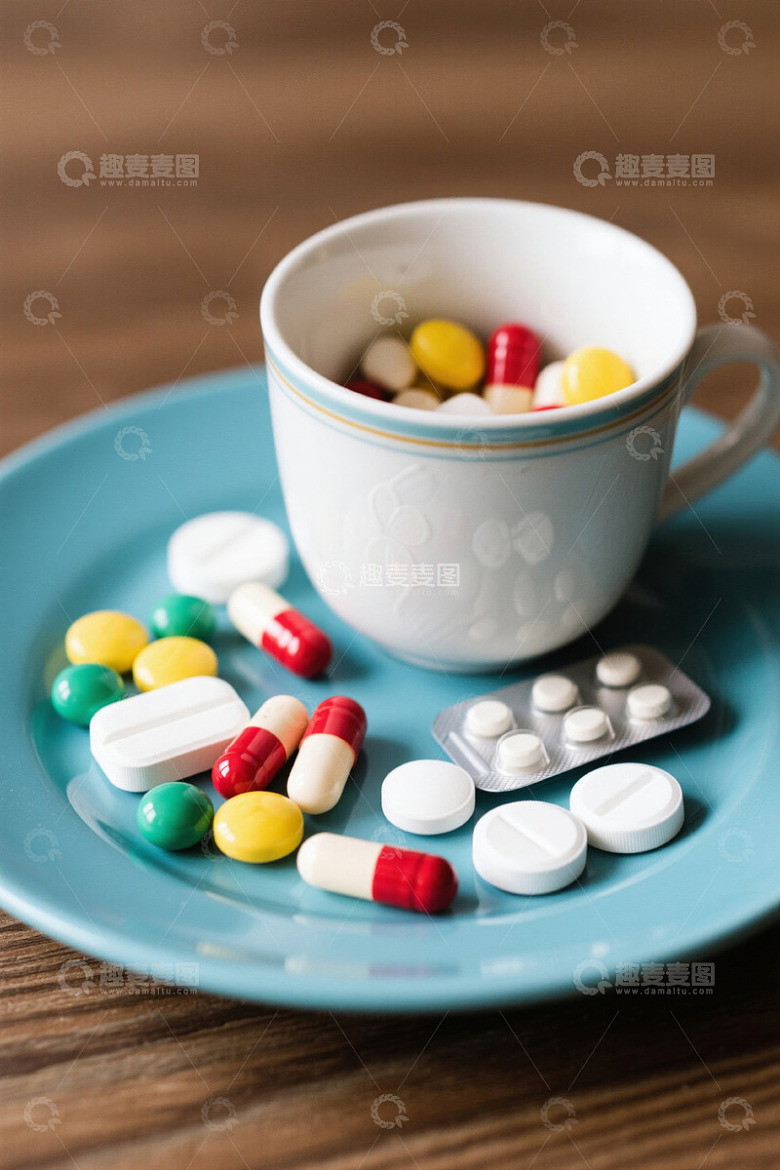 杯子盘子中药丸胶囊特写