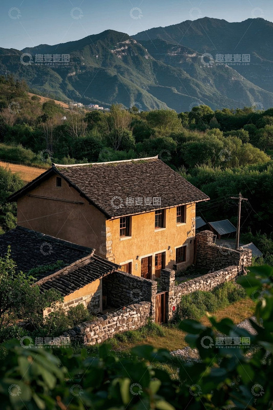 山间乡村小屋自然风光