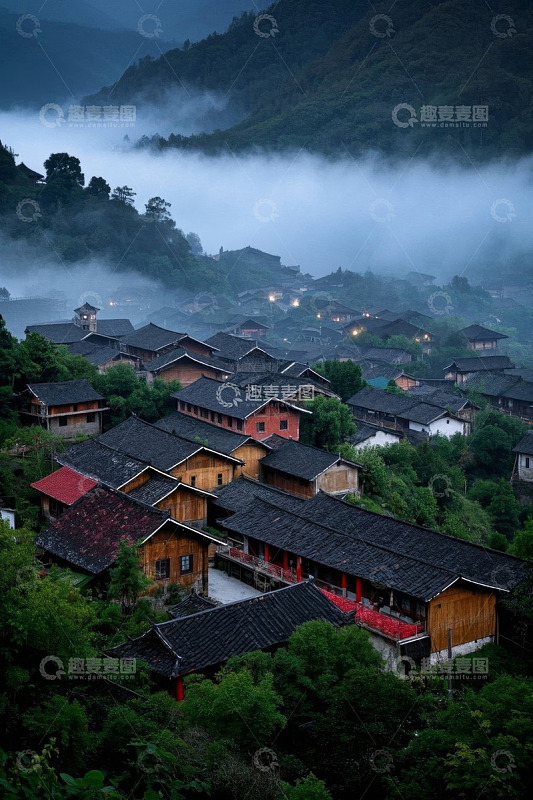 山间云雾缭绕的古朴乡村民居