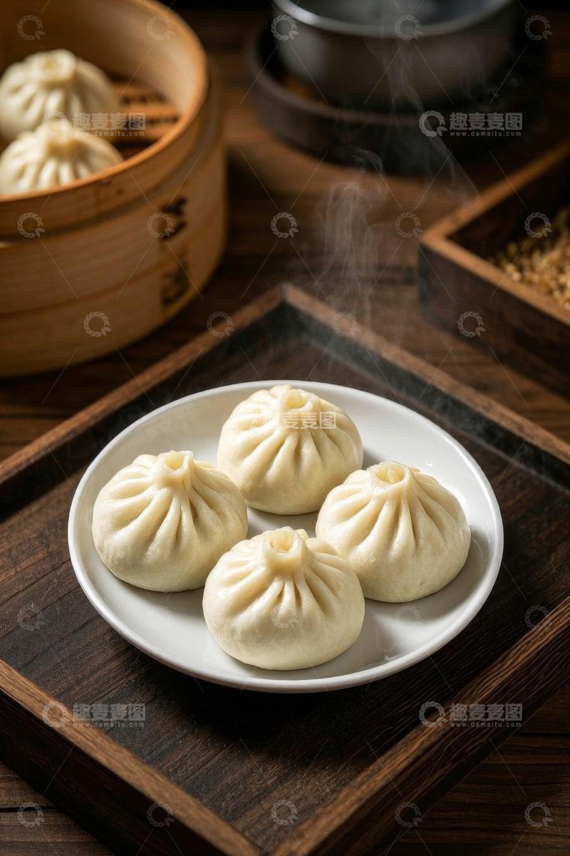 高清大图下载【趣麦麦图】中式木桌上摆放的美味小笼包