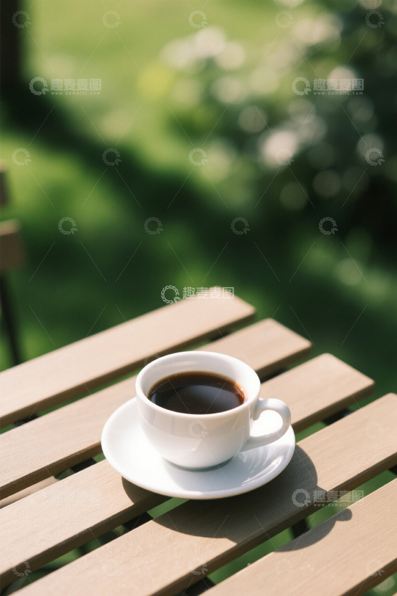 高清大图下载【趣麦麦图】户外木桌上的一杯咖啡