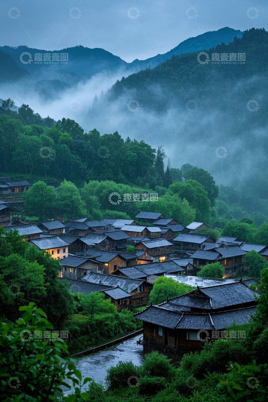 山间村落被薄雾环绕的景象
