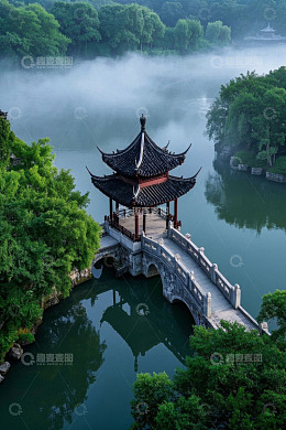 中式古亭石桥湖景风光