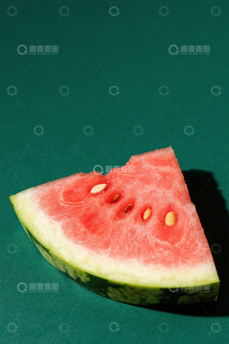 高清大图下载【趣麦麦图】绿色背景上的新鲜西瓜切片