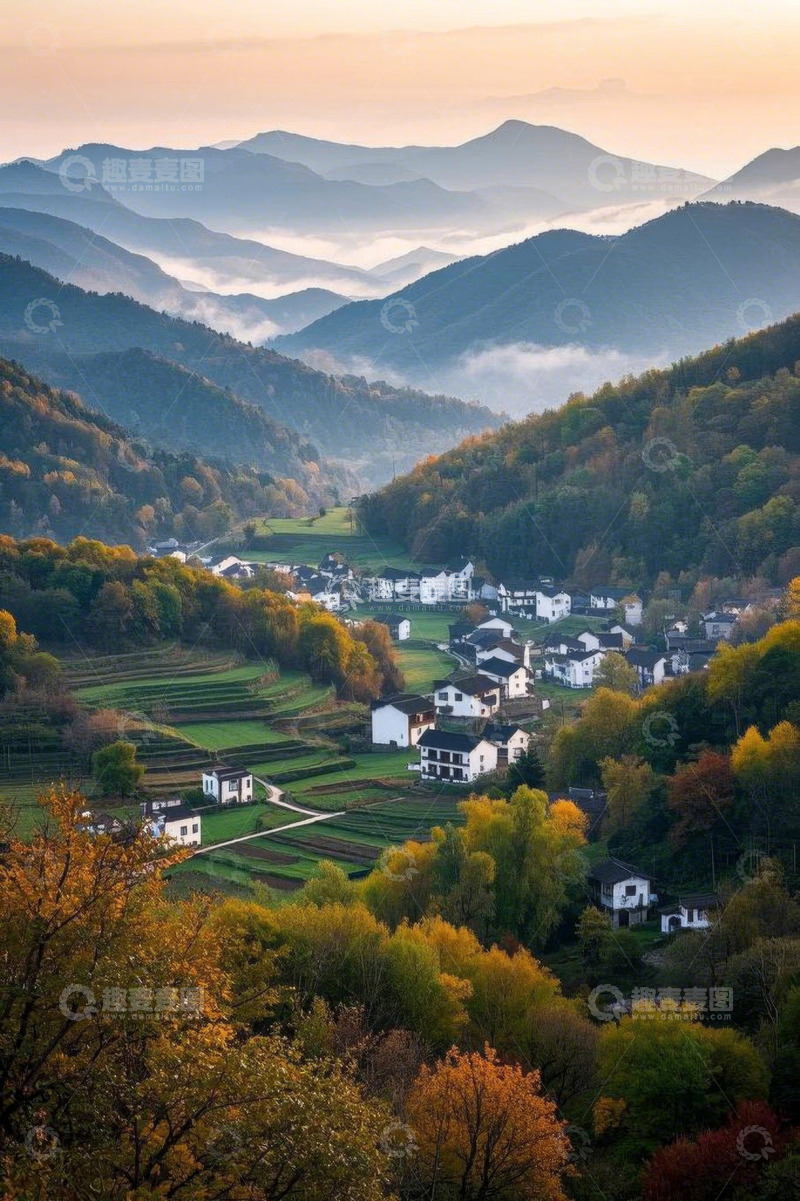 高清大图下载【趣麦麦图】山村秋日山谷与云雾风景