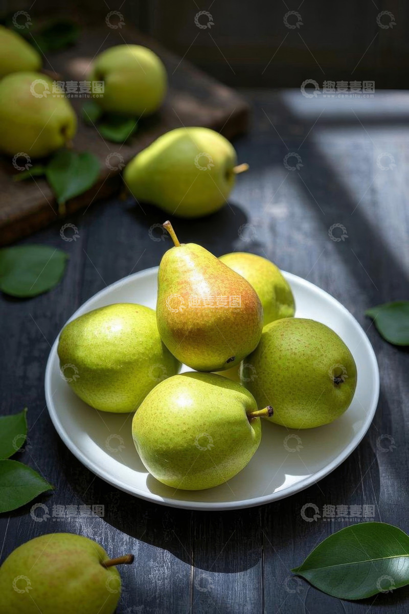 高清大图下载【趣麦麦图】白盘上堆放的新鲜梨子