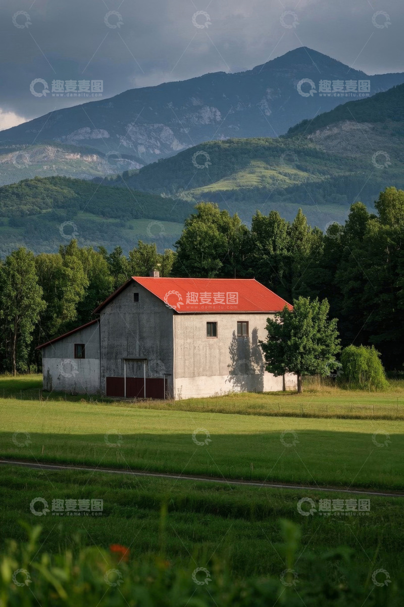 高清大图下载【趣麦麦图】田野中红顶房屋与远山风景