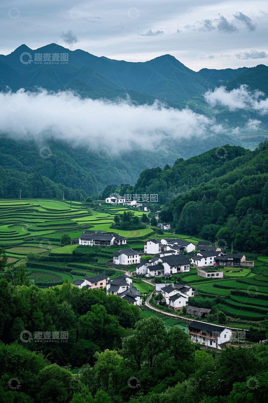 山间云雾缭绕的乡村风景