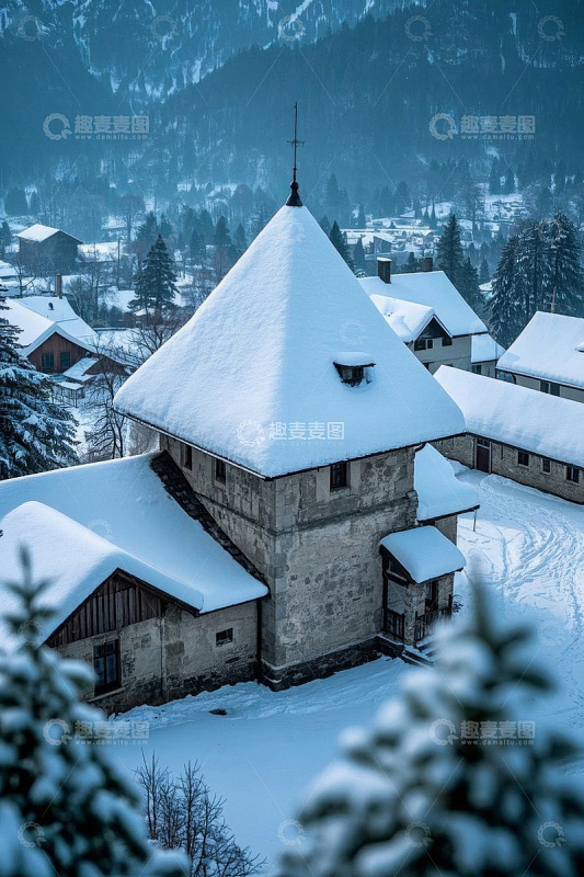 雪覆山村中的古老建筑