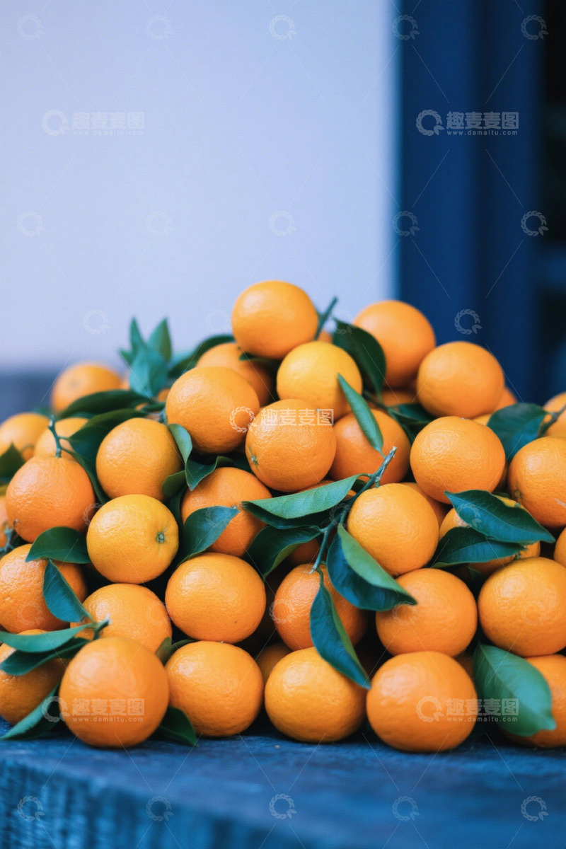 高清大图下载【趣麦麦图】堆叠摆放的新鲜带叶橘子