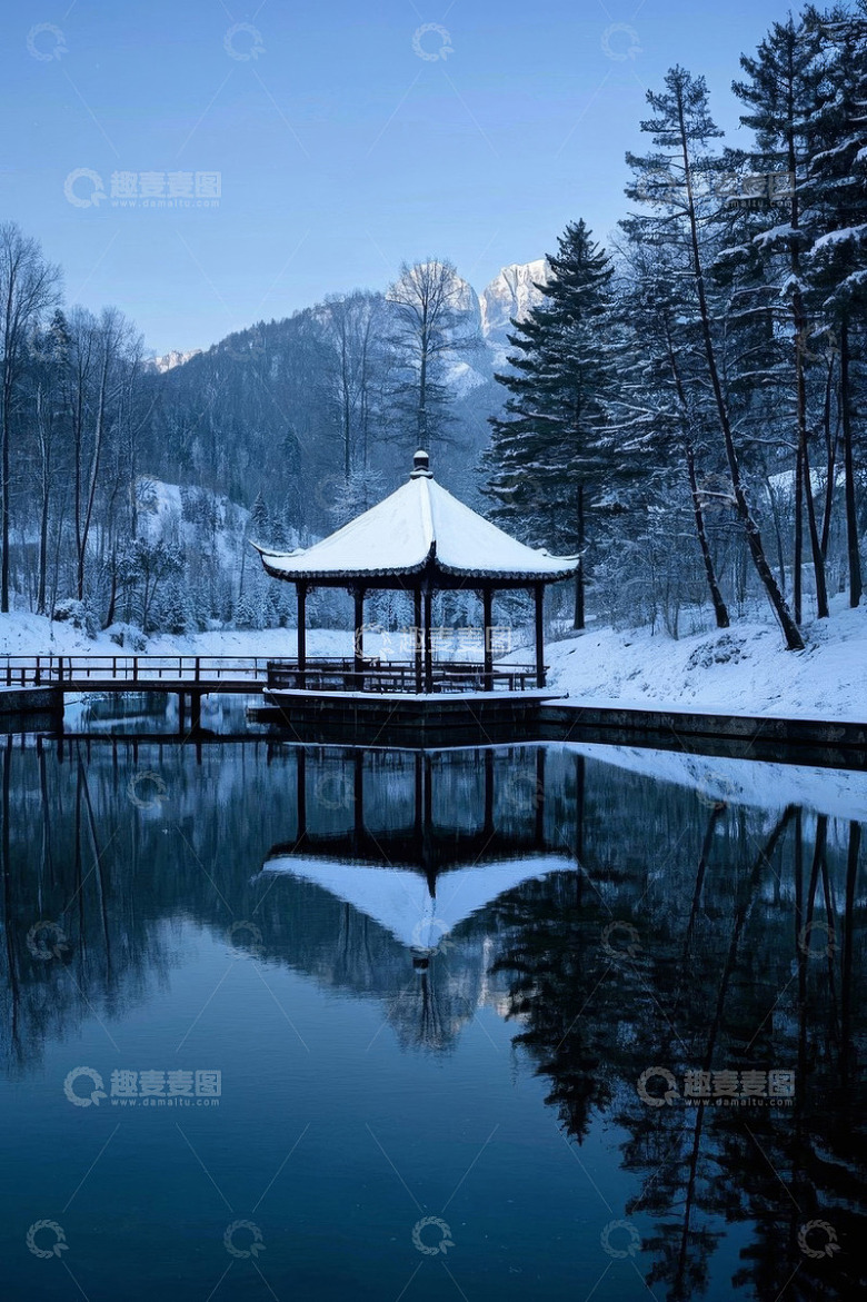 雪后山林中的湖畔凉亭景观