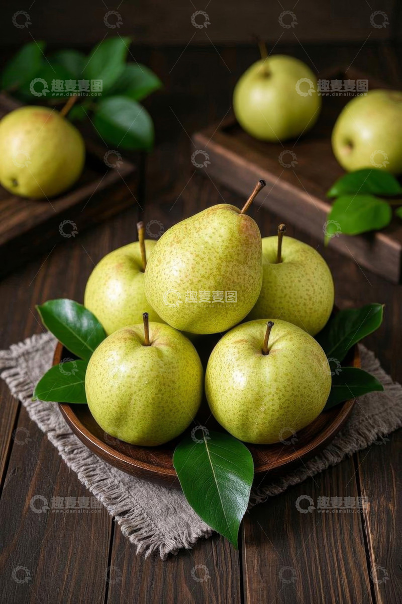 高清大图下载【趣麦麦图】木盘上摆放的新鲜梨子