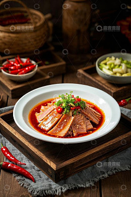 中式摆盘酱牛肉美食特写