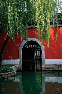 红墙拱门垂柳与水面景致