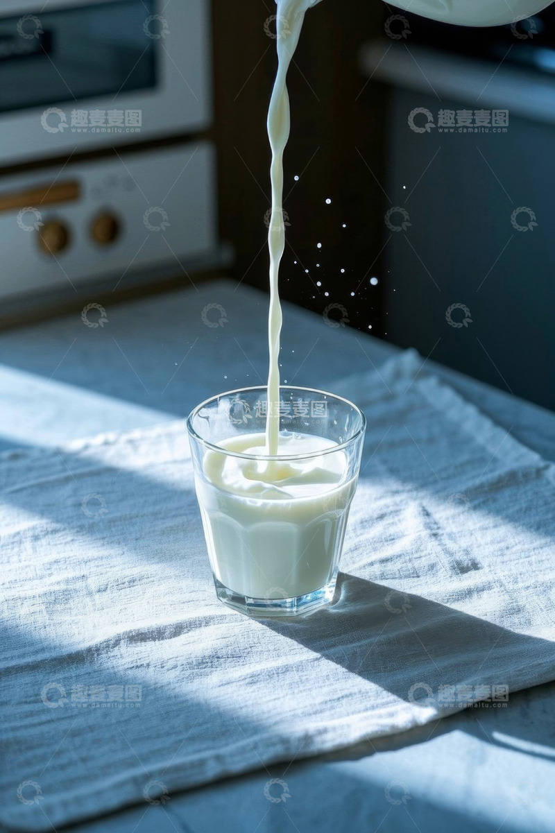 高清大图下载【趣麦麦图】牛奶倒入玻璃杯画面