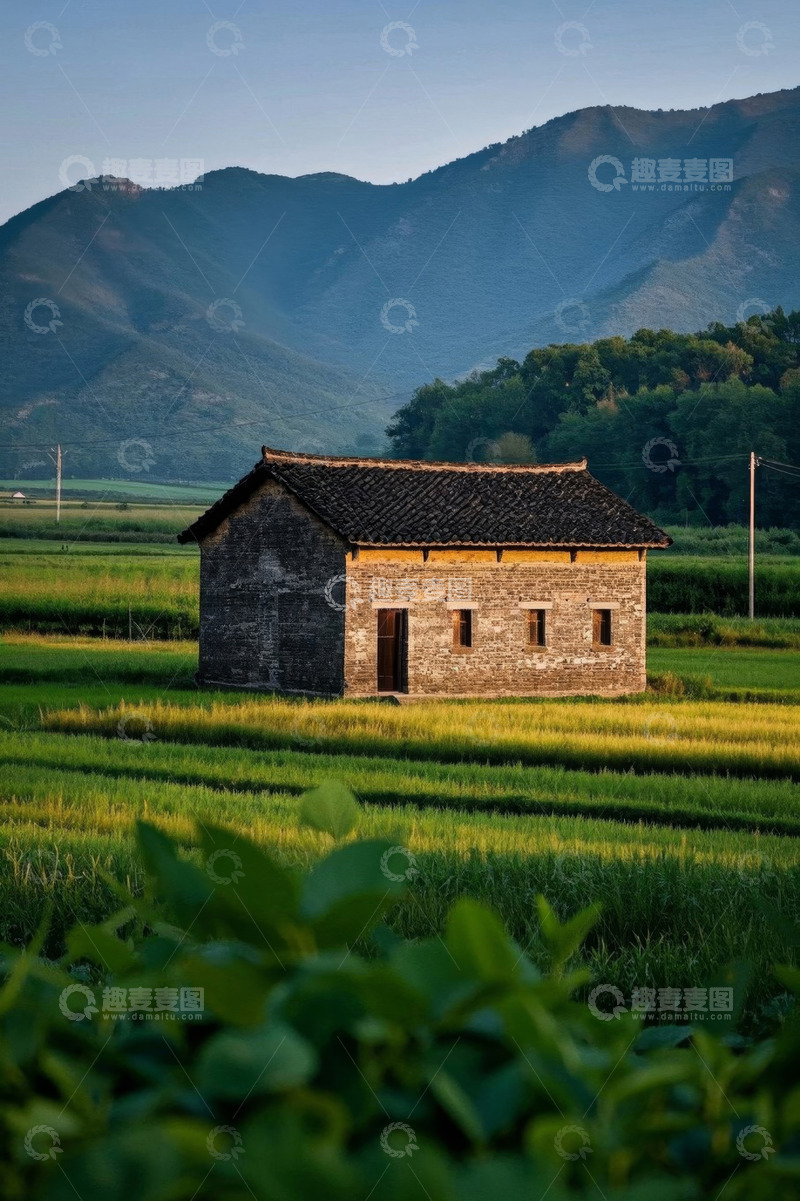 高清大图下载【趣麦麦图】田野中的老式砖房与远山