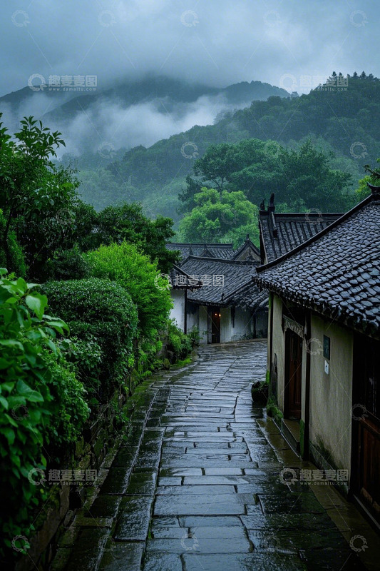 山间古村落雨后石板路景象
