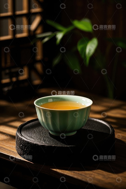 中式茶杯盛热茶饮特写