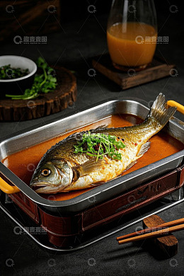 金属盘中烹制的美味鲜鱼