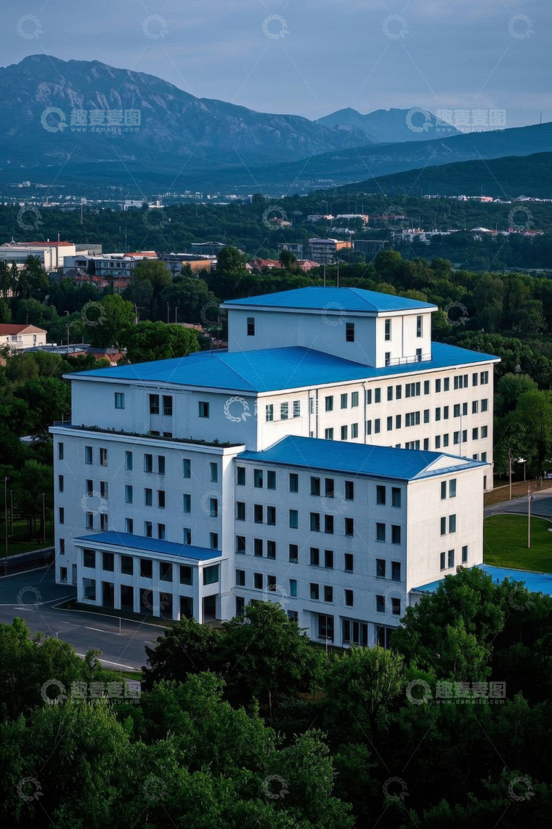 高清大图下载【趣麦麦图】蓝顶白楼与远山绿植景观