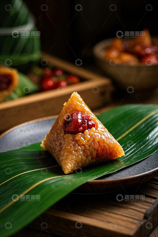 盘中红枣粽特写